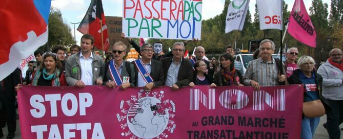 Manifestation contre le traité transatlantique (TAFTA) et contre le salon pro-nucléaire du Bourget.