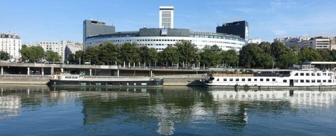Par Guilhem Vellut from Paris, France — Radio France @ Ile aux Cygnes @ Paris, CC BY 2.0, https://commons.wikimedia.org/w/index.php?curid=50059897