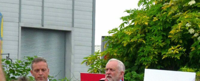 Par Karen Blakeman from Caversham, UK — May 31st, 2017 Jeremy Corbyn and Matt Rodda, Labour Campaign Rally in Reading, CC0, https://commons.wikimedia.org/w/index.php?curid=59983175