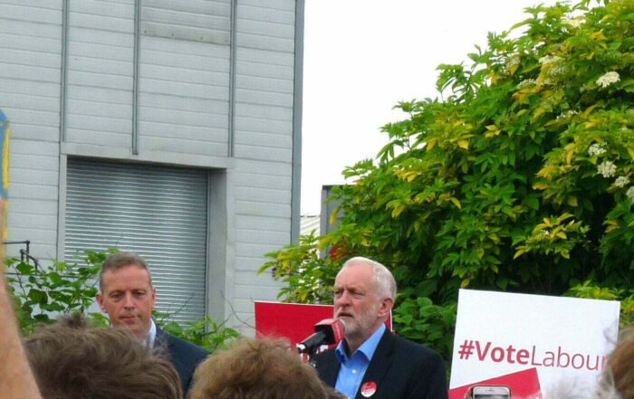 Par Karen Blakeman from Caversham, UK — May 31st, 2017 Jeremy Corbyn and Matt Rodda, Labour Campaign Rally in Reading, CC0, https://commons.wikimedia.org/w/index.php?curid=59983175