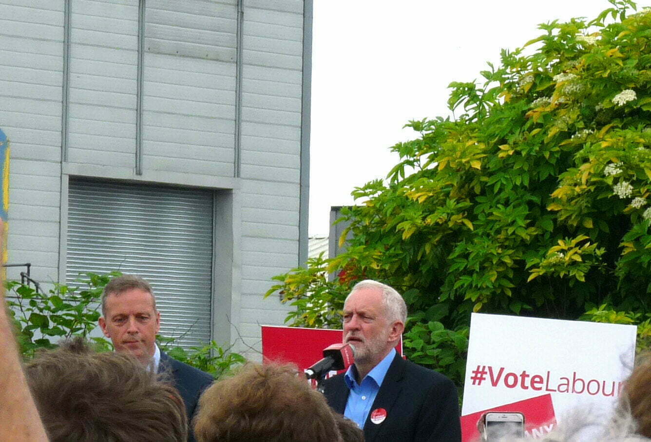 Par Karen Blakeman from Caversham, UK — May 31st, 2017 Jeremy Corbyn and Matt Rodda, Labour Campaign Rally in Reading, CC0, https://commons.wikimedia.org/w/index.php?curid=59983175