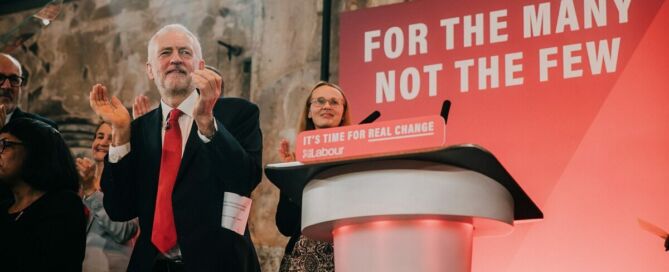 Par Jeremy Corbyn — Launching the 2019 General Election campaign, CC0, https://commons.wikimedia.org/w/index.php?curid=84958239