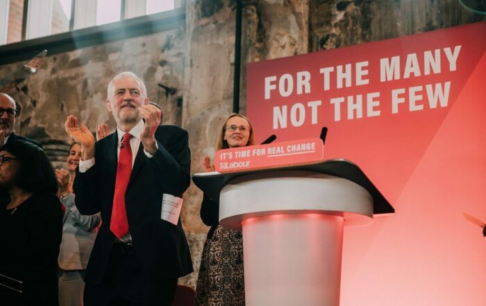 Par Jeremy Corbyn — Launching the 2019 General Election campaign, CC0, https://commons.wikimedia.org/w/index.php?curid=84958239