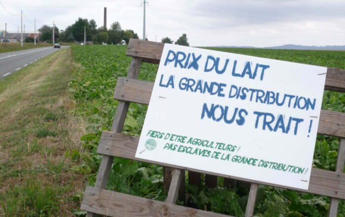 Pancarte sur le bord d'un champs