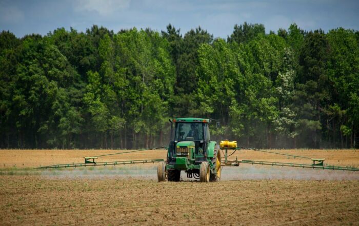 Tracteur dans un champs