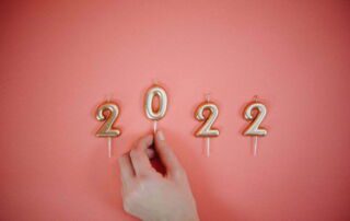 photo d'une main et de chiffres 2022