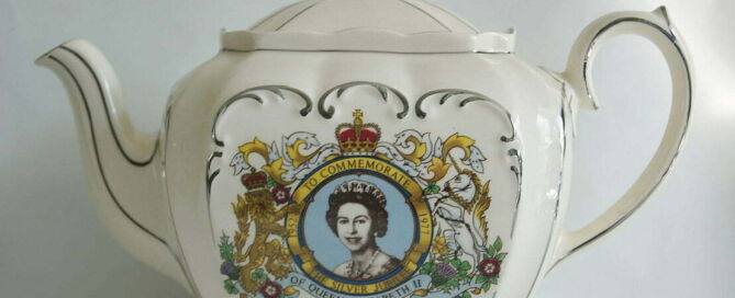 théière commémorative jubilé 1977 Par Maxwell Hamilton — https://www.flickr.com/photos/mualphachi/5826360568/, CC BY 2.0, https://commons.wikimedia.org/w/index.php?curid=106708633