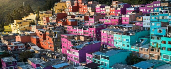 Bogota, maisons colorées ©pexels-enrique-hoyos-8264573