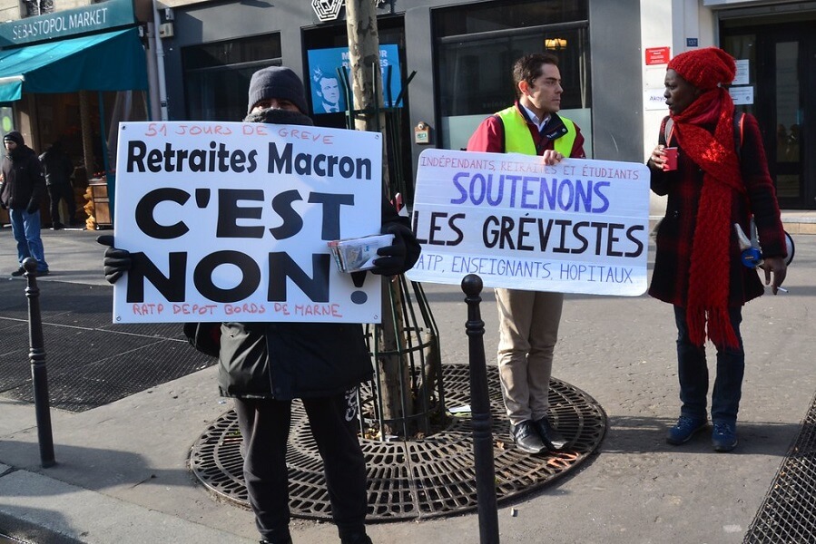 Pancarte "Retraites Macron, c'est non !"