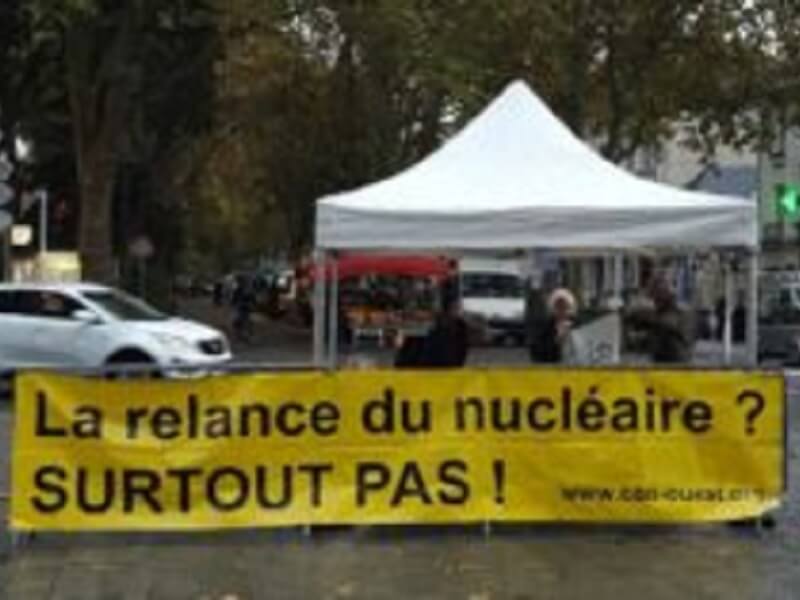 Banderole "Relance du nucléaire, surtout pas"