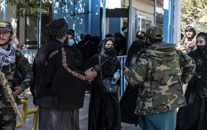Afghanes interdites d'aller à l'université 8x6 red