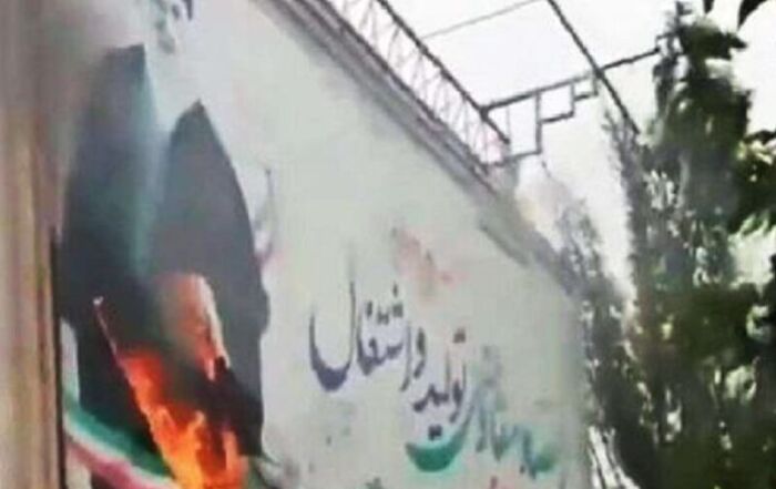 Portrait de Khamenei brûle