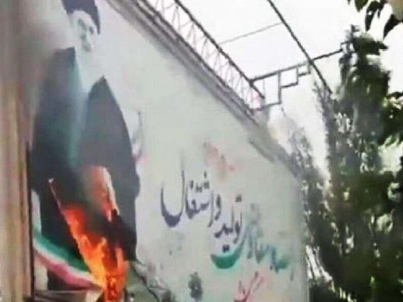 Portrait de Khamenei brûle