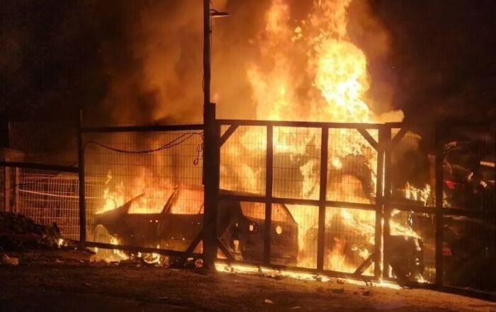 Des véhicules incendiés dans la localité palestinienne de Huwara en Cisjordanie, le 26 février 2023