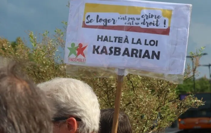 Pancarte contre la loi Kasbarian