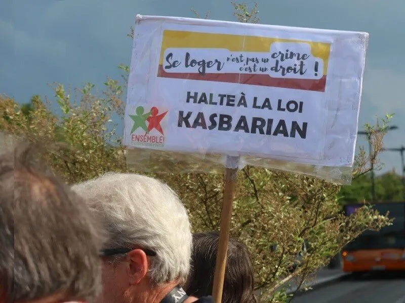 Pancarte contre la loi Kasbarian