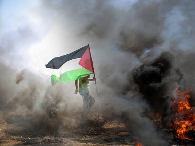 Drapeau Palestinien dans la fumée