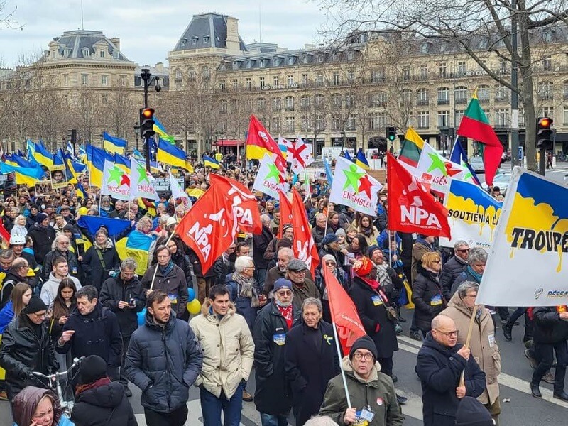 Drapeaux politiques et de pays de l'Est solidaires derrière la banderole du RESU © E!