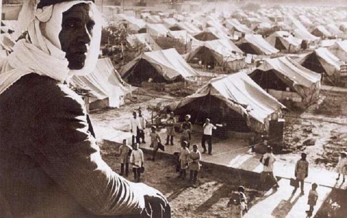 Un homme regarde une école sous tentes après la Nakba
