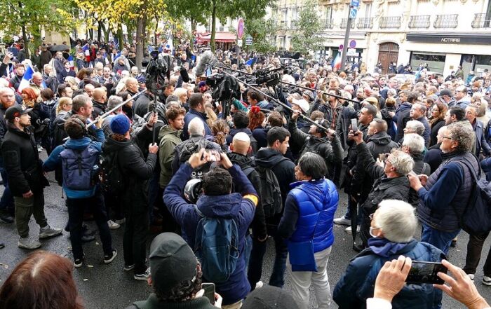 Marche contre l'antisémitisme Paris 12-10-2023 Élus du Rassemblement National, Marine Le Pen et Jordan Bardella entourés de journalistes.