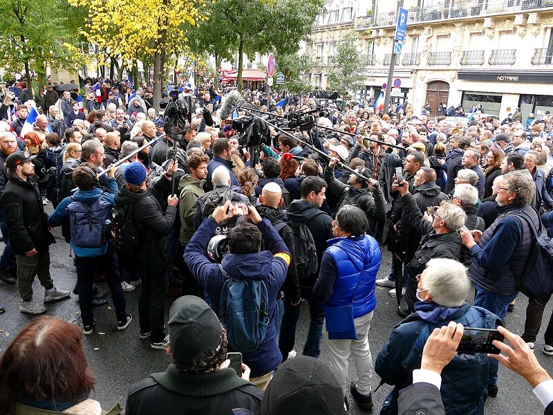 Marche contre l'antisémitisme Paris 12-10-2023 Élus du Rassemblement National, Marine Le Pen et Jordan Bardella entourés de journalistes.