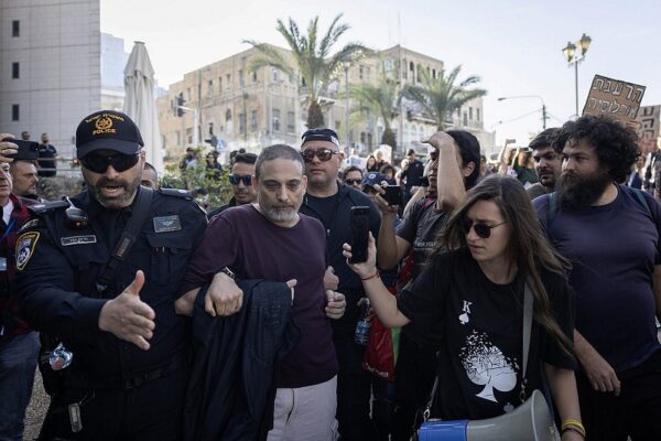 Un miltant est arrêté durant une manifestation contre l'attaque de Gaza à Haifa le 20 janvier 2024 800x533 © Oren Ziv