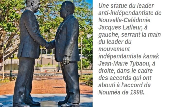 Statue commémorant l'accord de Nouméa de 1998 © Ted McGrath