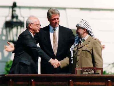 Accords d'Oslo Bill Clinton, Yitzhak Rabin et Yasser Arafat à la Maison Blanche 1993-09-13©Vince Musi