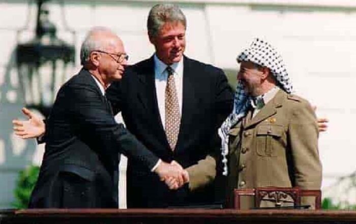 Accords d'Oslo Bill Clinton, Yitzhak Rabin et Yasser Arafat à la Maison Blanche 1993-09-13©Vince Musi