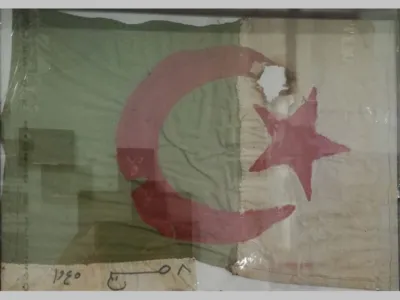Drapeau du 8 mai 1945 Bouzid_Saal_© Colokreb