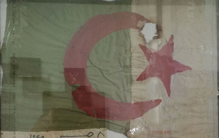Drapeau du 8 mai 1945 Bouzid_Saal_© Colokreb