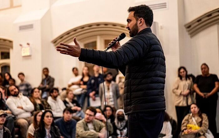 Zohran Mamdani s'exprimant lors d'un meeting des DSA à NYC