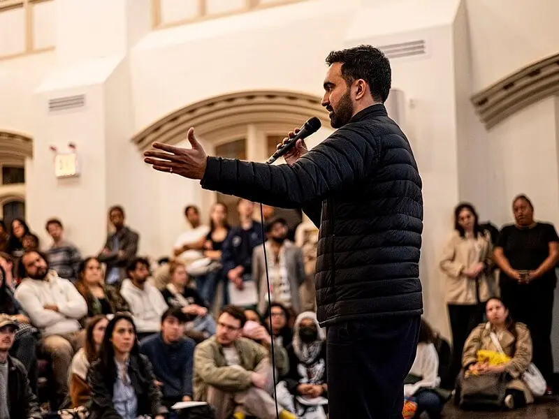 Zohran Mamdani s'exprimant lors d'un meeting des DSA à NYC