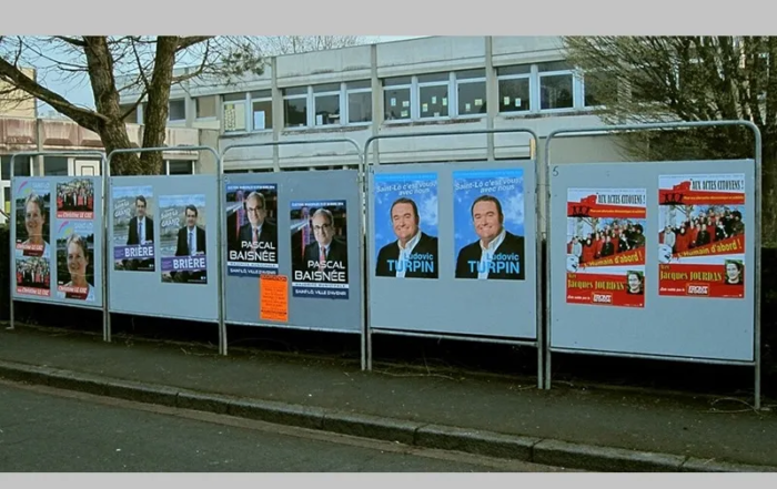 Élections municipales 2014 à Saint-Lô Panneau d'affichage du 1ᵉʳ tour © Xfigpower