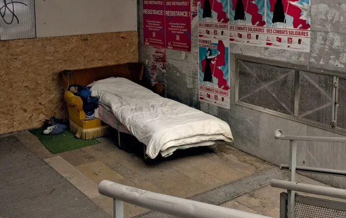 Couchage de SDF dans un recul d'immeuble en rénovation © Touam (Hervé Agnoux)