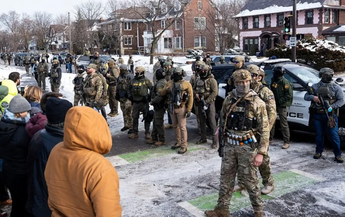 Agents de l'ICE et passants à Minneapolis après la fusillade du 7 janvier 2026 © Chad Davis