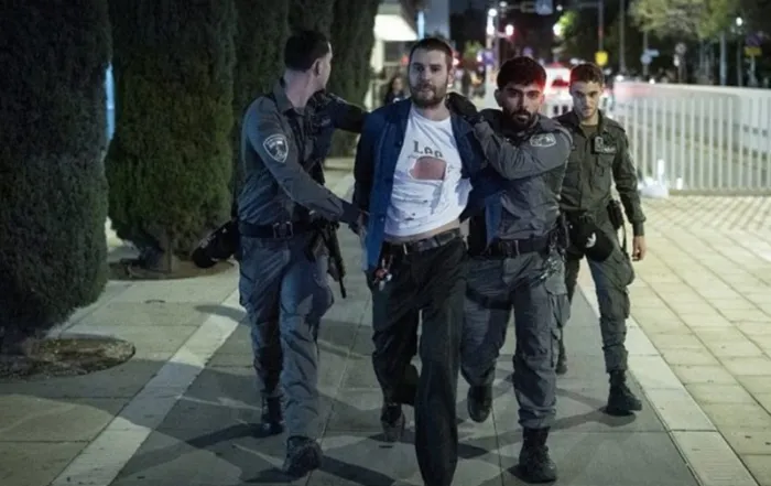 À Tel Aviv, arrestation d'un manifestant contre la guerre le 28-03-2026 © DP